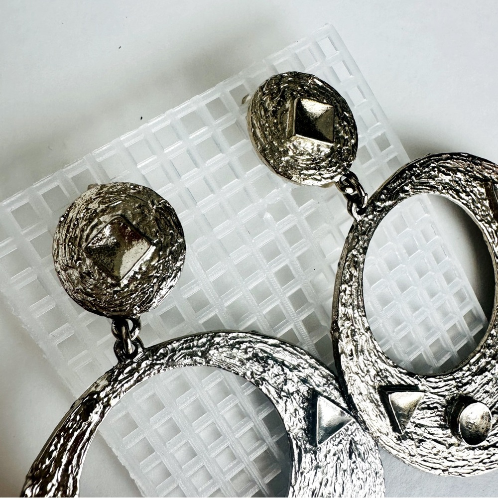Vintage ART ModeART Silver Statement 1960s Drop Door Knocker Clip Earrings - Picture 5 of 10